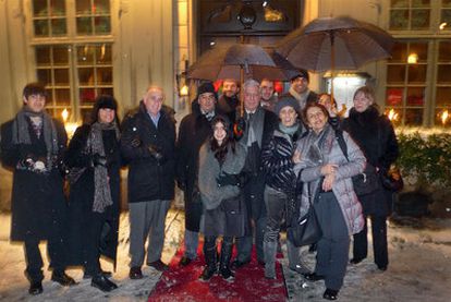 Vargas Llosa, en el centro, con su familia a la puerta del restaurante Den Gyldene Freden.