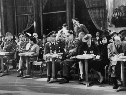 Oficiales y soldados nazis en la terraza del Café de la Paix, en la plaza de la Ópera de París, a finales de 1940, durante la ocupación alemana.