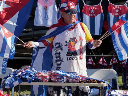 Vendedor de banderas cubanas en la Pequeña Habana de Miami JAVIER GALEANO REUTERS