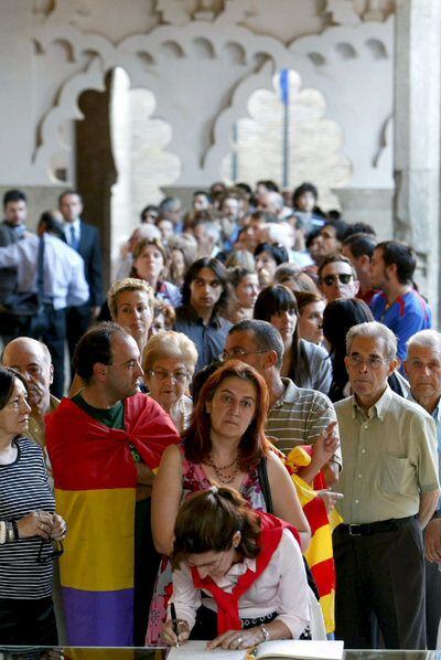 Ciudadanos esperando para firmar en el libro colocado en la capilla ardiente.