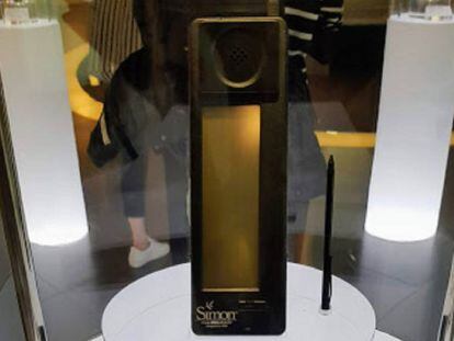 Un teléfono inteligente Simon, el primero de su clase, expuesto en el Samsung Innovation Museum de Suwon, (Corea del Sur).