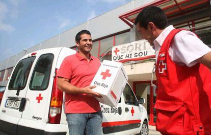 Francisco rep un paquet de la Creu Roja de Tarragona.