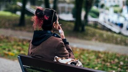 Una estudiante, con un cigarrillo de tabaco de liar, en el campus de la Universidad de Santiago de Compostela.