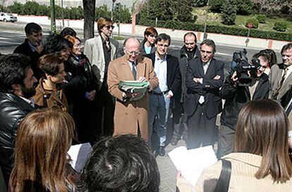 Nicolás Sartorius, en el centro, junto al grupo de intelectuales que ayer visitó la sede de Torrespaña.