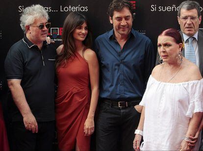 El mundo del cine se ha reunido en Madrid para inaugurar el nuevo Paseo de las Fama de la capital. De izquierda a derecha, el director Pedro Almodóvar y los actores Penélope Cruz, Javier Bardem y Sara Montiel.