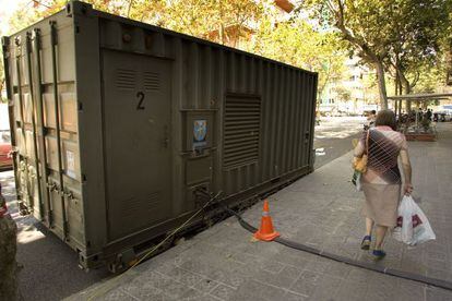 Un generador de electricidad instalado en una calle de Barcelona tras el apag&oacute;n.