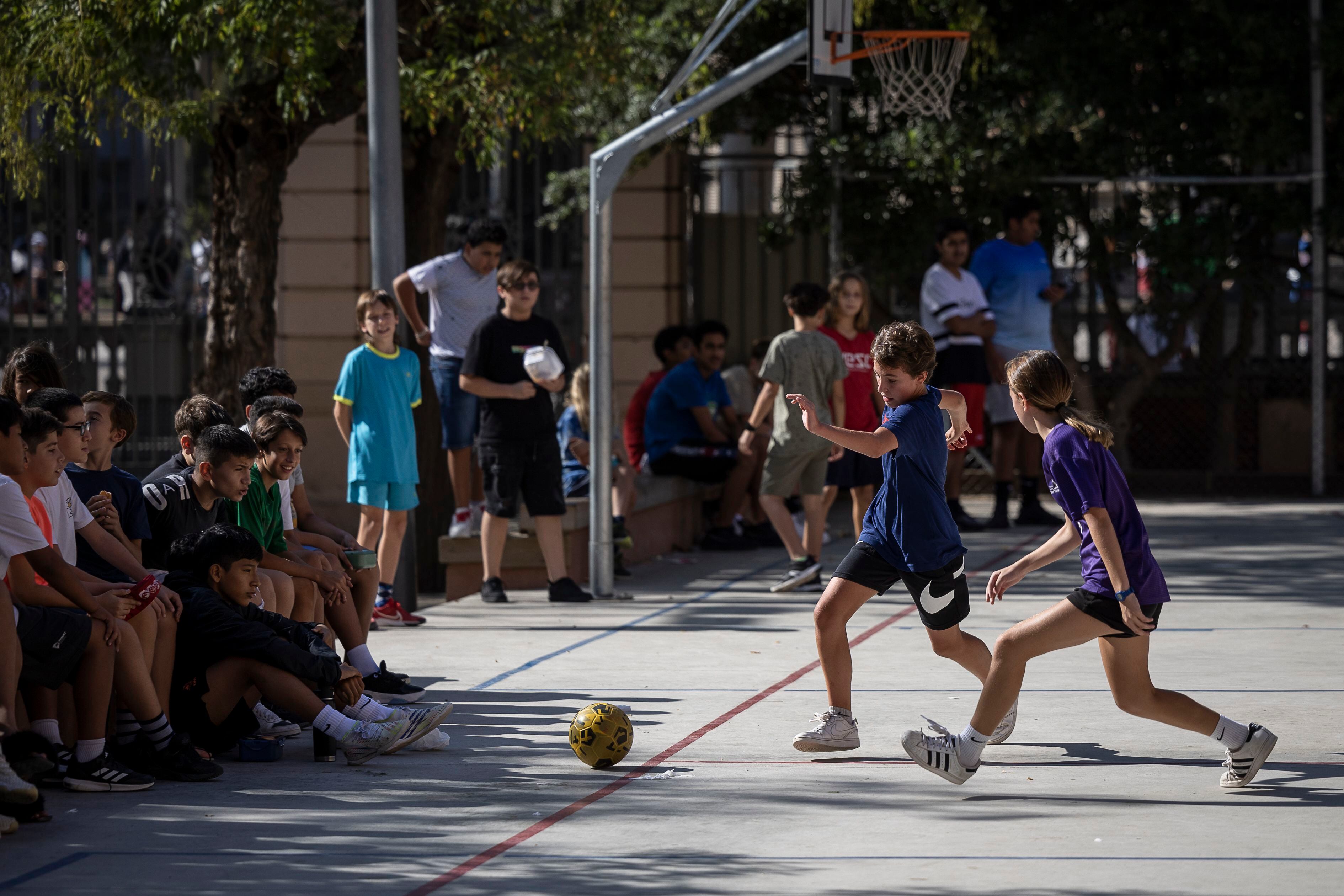 En el instituto Pau Claris de Barcelona, el campo de futbol está reservado para las chicas los viernes. 