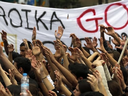 Un grupo de estudiantes chipriotas protesta ante el palacio presidencial de Nicosia el pasado 26 de marzo