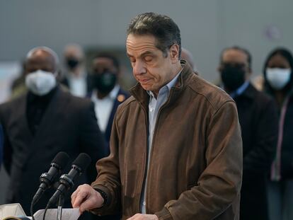 El gobernador Andrew Cuomo habla en una rueda de prensa el 8 de marzo.