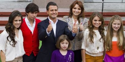 Peña Nieto y Rivera, con los hijos que ambos han aportado al matrimonio, en 2012.