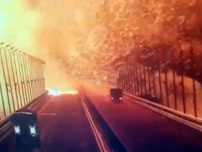 Captura de una cámara de vigilancia del puente de Kerch, que muestra el incendio en la infraestructura tras la explosión del sábado.