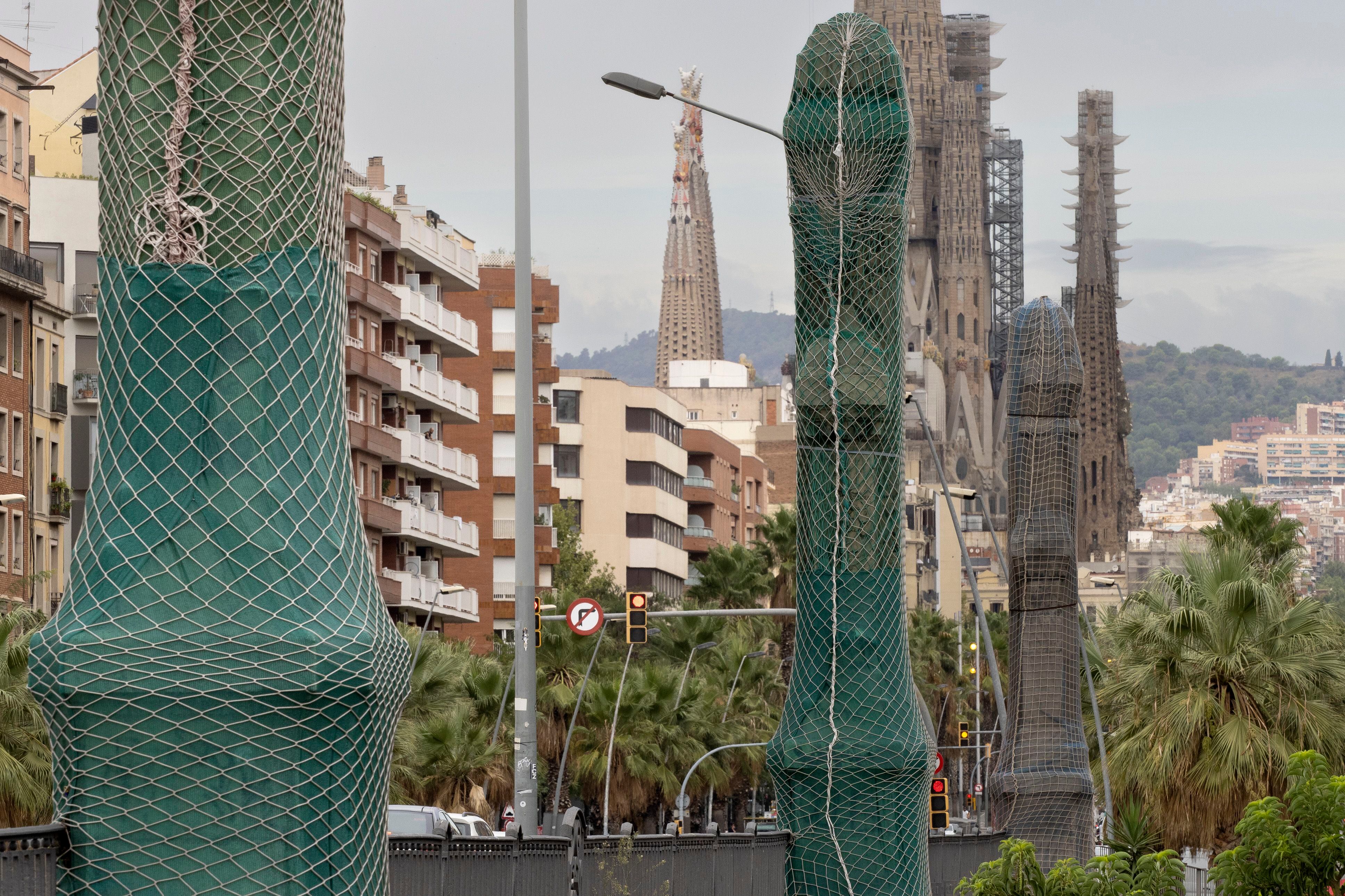 Farolas envueltas desde hace casi una década en el puente de Marina de Barcelona. 