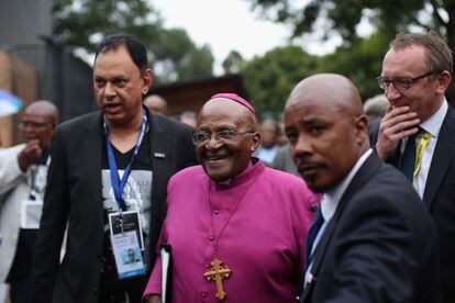 Desmond Tutu antes de homenajear a Mandela hoy en Johanesburgo, en v&iacute;spera del funeral del martes 