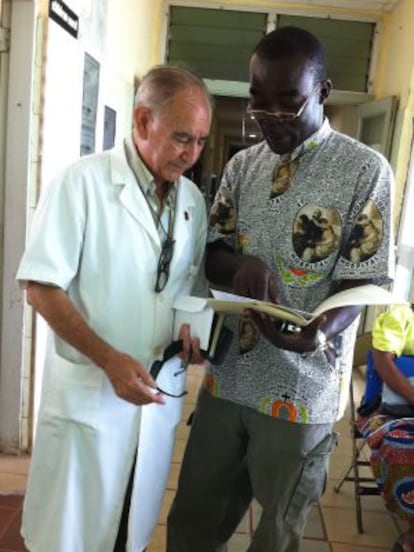 Miguel Pajares, a la izquierda, y un enfermero en el Hospital San José de Monrovia en 2011.