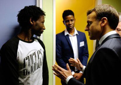 Macron habla con un inmigrante sudan&eacute;s durante su visita a Calais 
