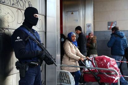 Un polic&iacute;a belga vigila una estaci&oacute;n de metro en Bruselas. 