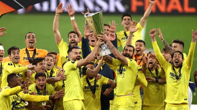 GDANSK, POLAND - MAY 26: Mario and Raul Albiol of Villarreal CF lift the UEFA Europa League Trophy as their team mates celebrate following victory in the UEFA Europa League Final between Villarreal CF and Manchester United at Gdansk Arena on May 26, 2021 in Gdansk, Poland. (Photo by Maja Hitij/Getty Images)