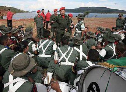 El presidente venezolano, Hugo Chávez, charla con  militares en unas maniobras en el Estado de Bolívar, al sur del país.