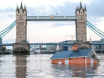 La réplica de una casa flota en el Támesis como protesta por el clima de Extinction Rebellion este 10 de noviembre.