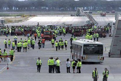 Los trabajadores de tierra del aeropuerto de El Prat (Barcelona) ocupan las pistas en julio de 2006.