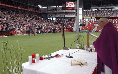 El capellán del Sporting de Gijón, Fernando Cuello, durante la misa en recuerdo de Manolo Preciado