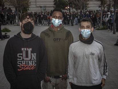 Joves que han participata  les protestes de València. D'esquerra a dreta, Juan Antonio Garcia Ruiz, Babacar Diagne i Max Cantón.