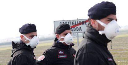 La policía italiana a las afueras de la ciudad de Castiglione D'Adda, cerrada por el Gobierno debido al coronavirus. 