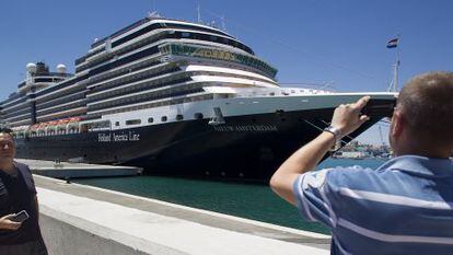 Dos pasajeros del crucero para homosexuales Nieuw Amsterdam. / Garc&iacute;a-Santos