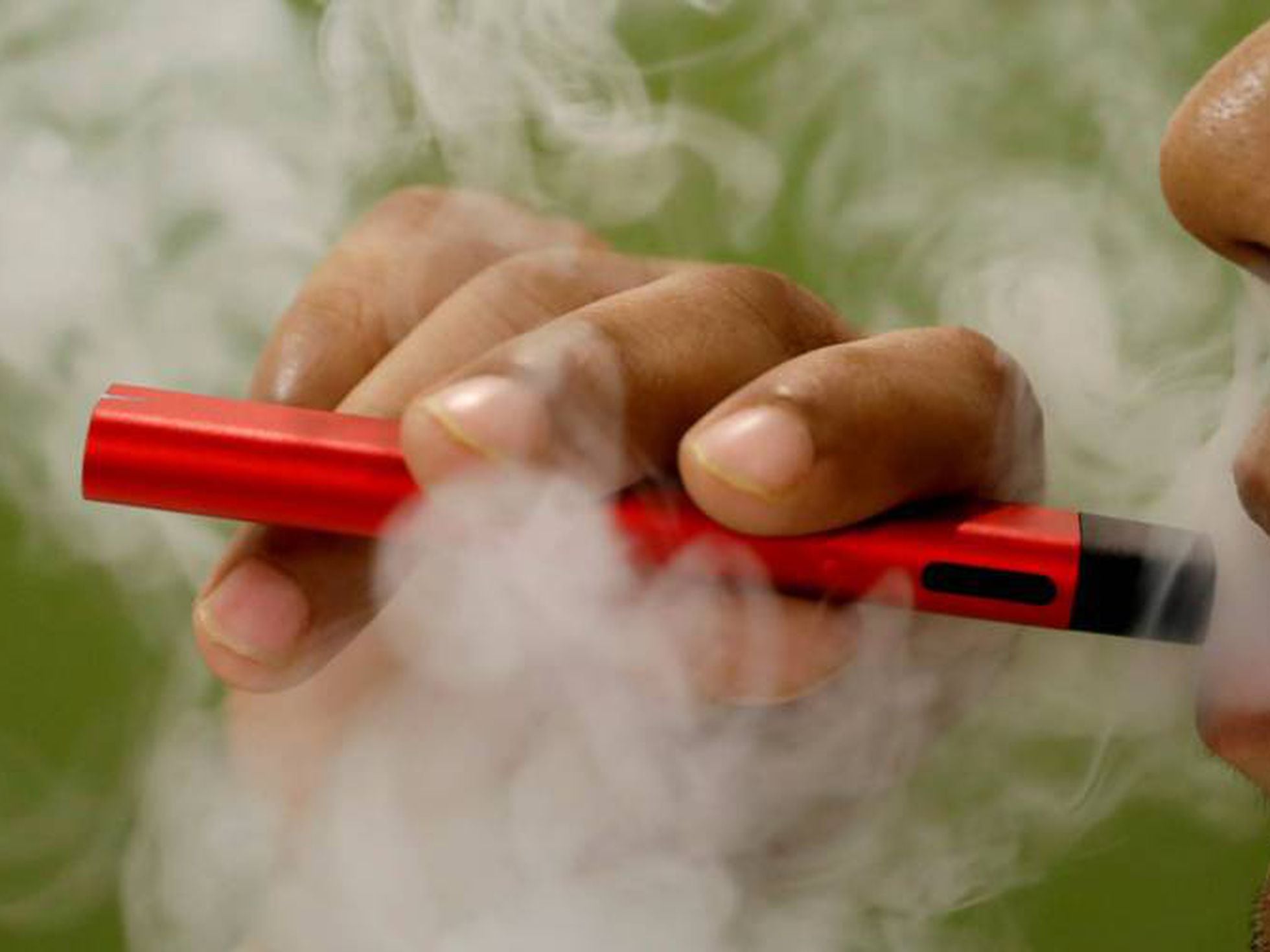 La OMS alerta de que los cigarrillos electrónicos son inseguros y el tabaco  por calentamiento puede causar cáncer | Economía nacional e internacional |  Cinco Días