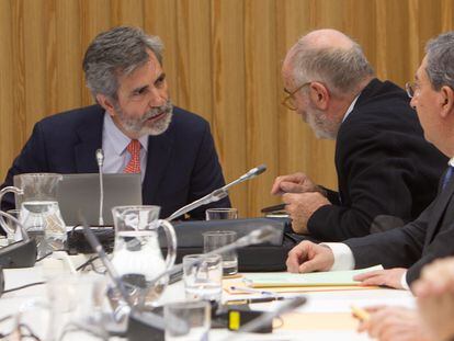El presidente del Tribunal Supremo y del Consejo General del Poder Judicial (CGPJ), Carlos Lesmes, a la izquierda, presidiendo una reunión de la comisión permanente y del pleno del CGPJ.