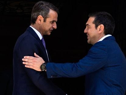 Kyriakos Mitsotakis junto a Alexis Tsipras, el pasado 8 de julio en Atenas. 