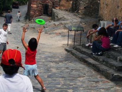 Un grupo de menores juega en una calle de Patones de Arriba.