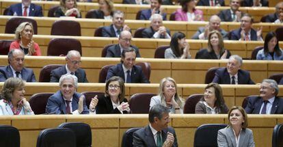 GRA476. MADRID, 25/04/2017.- El ministro de Justicia, Rafael Catalá y la ministra de Defensa, María Dolores de Cospedal (primer término), durante la sesión del control al Gobierno celebrada esta tarde en el Senado. EFE/Javier Lizón