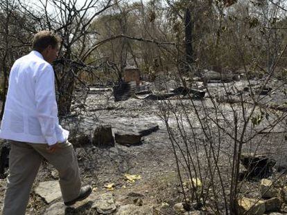 El Gobernador de San Luis Potos&iacute; visita un lugar afectado por el fuego.