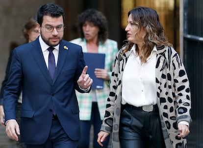El 'president', Pere Aragonès, acompañado por la titular de Presidencia, Laura Vilagrà, a su llegada a la reunión semanal del Govern, este martes en Barcelona.