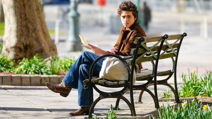 Timothee Chalamet caracterizado como Bob Dylan durante el rodaje de 'A Complete Unknown' en Nueva York el pasado marzo.