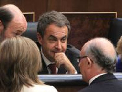 El presidente Zapatero, con Rubalcaba, Salgado, Montoro y otros diputados en la sesión de la reforma constitucional. 