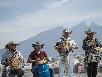 Vaquero Rey Sabanero y su grupo tocan una cumbia en el Cerro de la Campana.