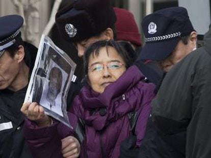 La polic&iacute;a detiene a una seguidora del activista Xu Zhiyong en Pek&iacute;n. 