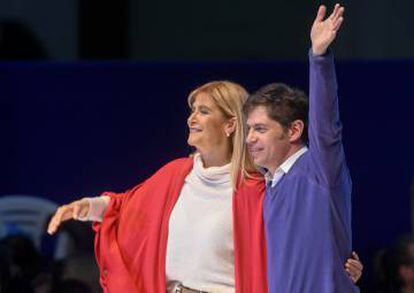El candidato a gobernador de Buenos Aires por el kirchnerismo, Axel Kicillof, y su compañera de fórmula, Verónica Magario.