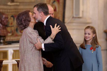 Felipe besa a la reina emérita Sofía tras imponer a la princesa Leonor el Collar del Toisón de Oro.