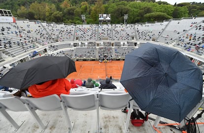 Rome (Italy), 14/05/2021.- Spectators take shelter from rain during the men's singles quarter final match Stefanos Tsitsipas of Greece against Novak Djokovic of Serbia at the Italian Open tennis tournament in Rome, Italy, 14 May 2021. (Tenis, Grecia, Italia, Roma) EFE/EPA/ETTORE FERRARI