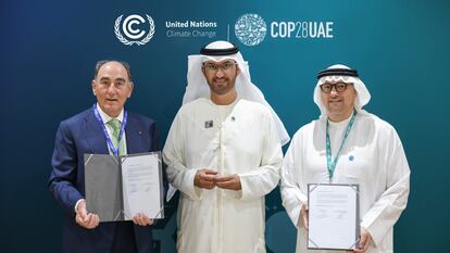 Ignacio Galán, presidente de Iberdrola, Dr Sultan Al Jaber, ministro de Industria y Tecnología Avanzada de los EAU, presidente de Masdar y presidente de la COP28 y Mohamed Jameel Al Ramahi, CEO de Masdar.