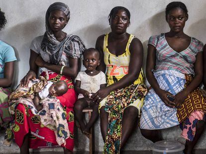 Un grupo de madres adolescentes en Sierra Leona.