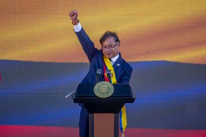 El nuevo presidente de Colombia, Gustavo Petro, alzaba el puño el día 7 de agosto durante su toma de posesión.