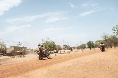 Dos patrullas militares realizan una misión de control por la zona de Barsalogho, Burkina Faso, para asegurar el perímetro donde están instalados la mayoría de los desplazados que llegan huyendo de los ataques el pasado mes de marzo. 