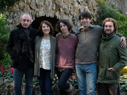 La directora Mar Coll (en el centro), rodeada de los cuatro protagonistas de su serie 'Matar al padre': desde la izquierda, Gonzalo de Castro, Paulina García, Marcel Borrás y Pol López.