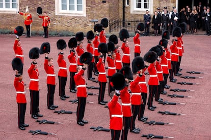 Los guardias Coldstream levantan sus gorros militares durante la ceremonia en el patio de armas del palacio de Saint James. Tras la proclamación, el rey Carlos III recibirá en el Palacio de Buckingham a las principales figuras políticas y religiosas del país. En primer lugar, se reunirá con el arzobispo de Canterbury a las 14.00 (15.00 en la España peninsular). Después llegará el turno de la primera ministra, Liz Truss, y otros miembros del Gobierno a las 14.30 (15.30 en la España peninsular). A las 15.00 (16.00 en la España peninsular), llegarán a palacio los líderes de los partidos de oposición, Keir Starmer (Partido Laborista) y Ed Davey (partido Liberal). Las audiencias concluirán con el deán de Westminster a las 16.00 (17.00 en la España peninsular).