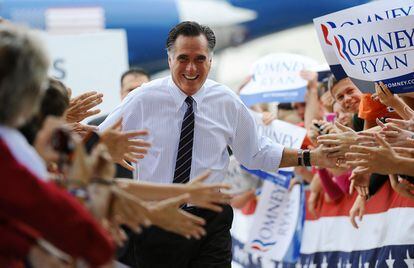 Romney saluda a sus seguidores a su llegada a un mitín en el aeropuerto de Orlando, el 5 de noviembre.