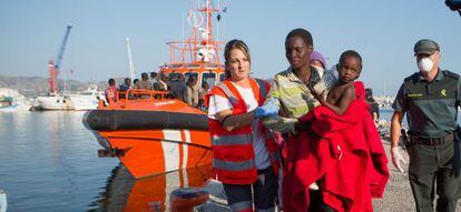 Cruz Roja y Salvamento Marítimo asisten en Motril a inmigrantes rescatados.